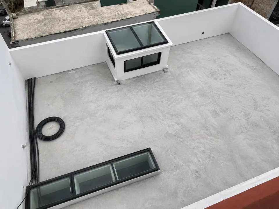 Vista de azotea con cristal templado y estructura de aluminio