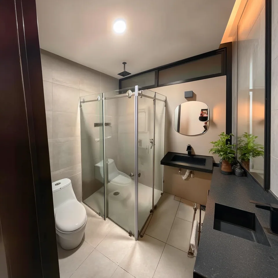 Cancel de baño de cristal templado a medida, instalación de Grupo CAAAV