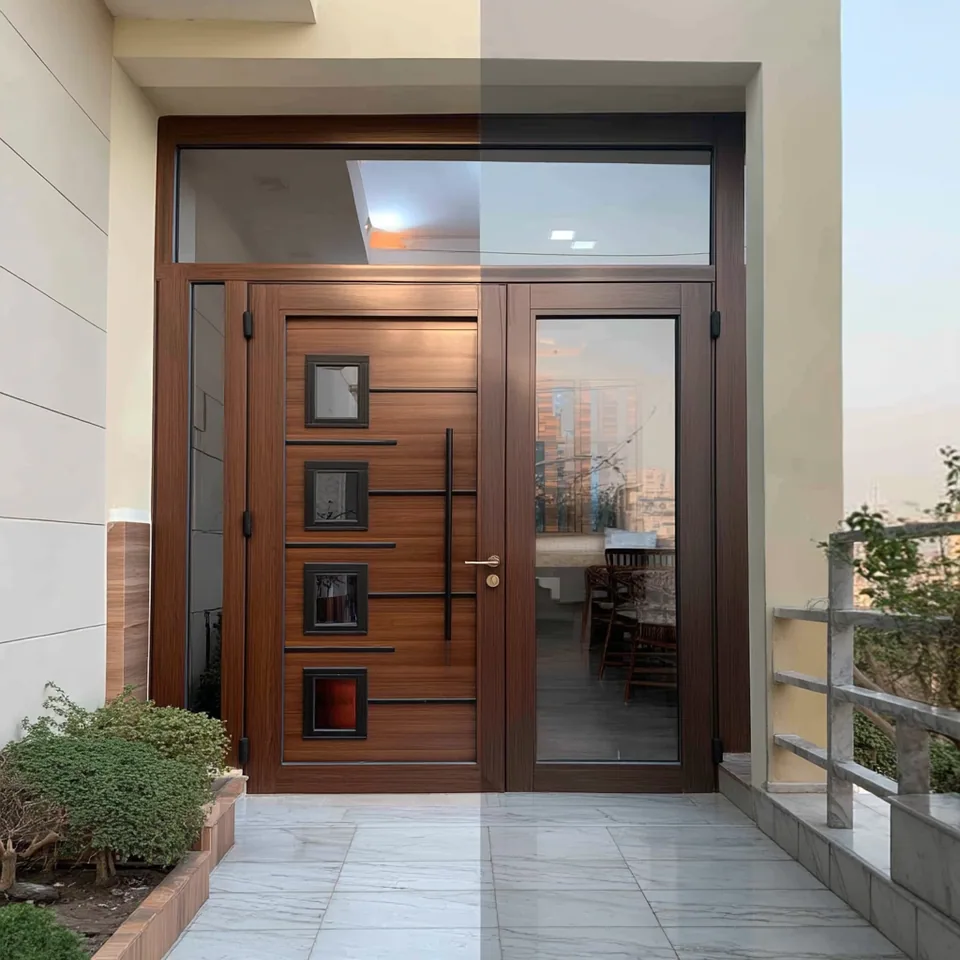 Exterior con puerta y ventanas de aluminio instaladas por Grupo CAAAV