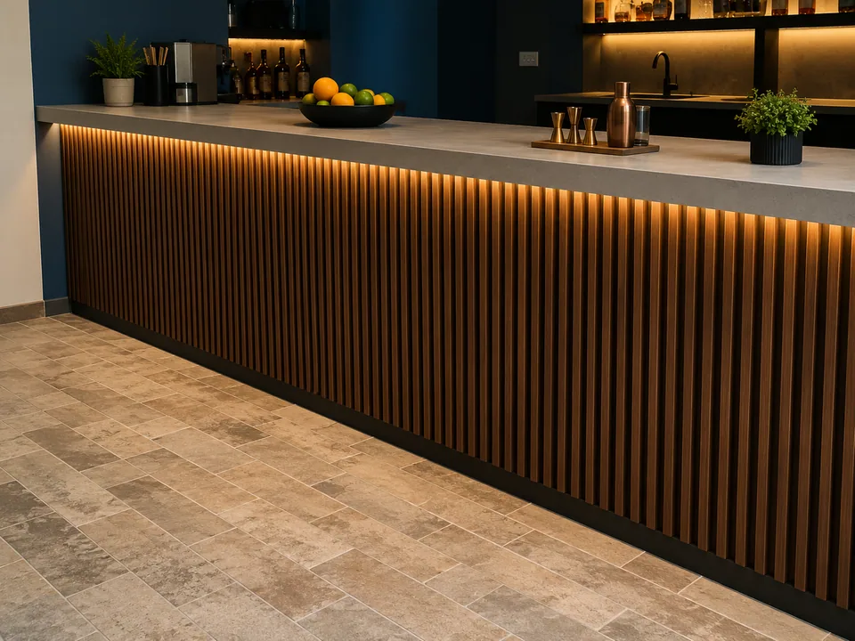 Barra revestida con lambrín decorativo instalado por Grupo CAAAV