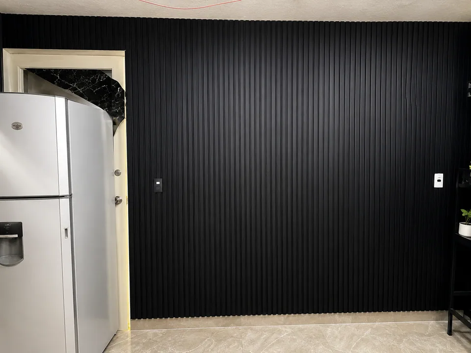 Cocina con muro de lambrín decorativo instalado por Grupo CAAAV en Perote