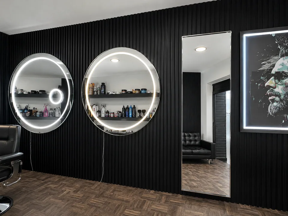 Estudio con muros de lambrín decorativo instalados por Grupo CAAAV