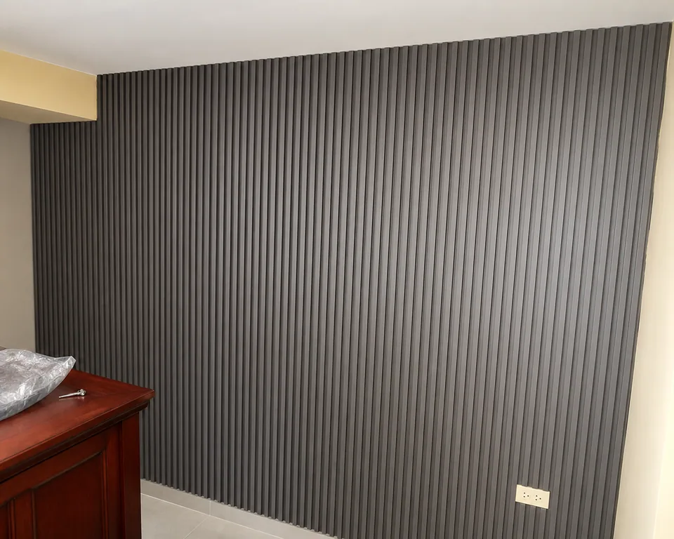 Muro revestido con lambrín decorativo en tono gris, Grupo CAAAV
