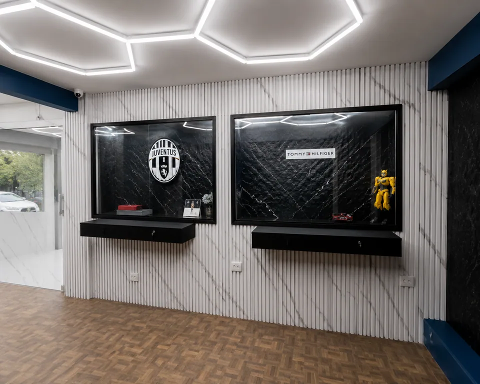 Local comercial revestido con lambrín decorativo, proyecto de Grupo CAAAV