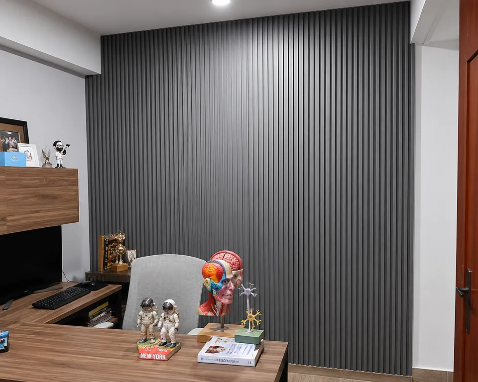 Oficina con muros de lambrín decorativo instalado por Grupo CAAAV