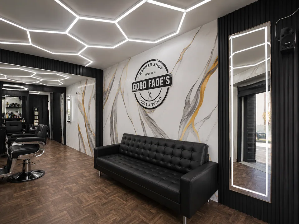 Peluquería con muros de lambrín decorativo instalados por Grupo CAAAV