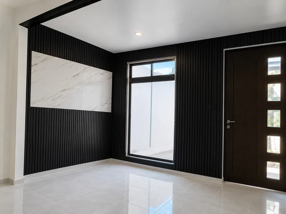 Recepción revestida con lambrín decorativo, proyecto de Grupo CAAAV