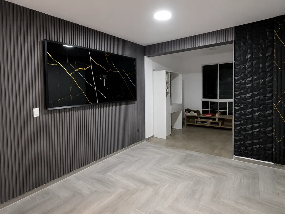 Sala con muro principal de lambrín decorativo, acabado de Grupo CAAAV