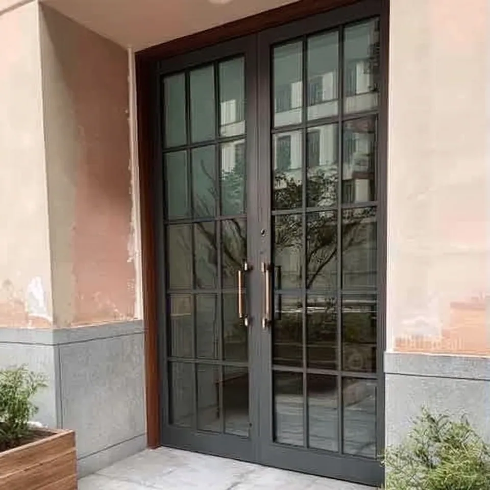 Puerta café con diseño de cuadros y cristal, fabricación de Grupo CAAAV