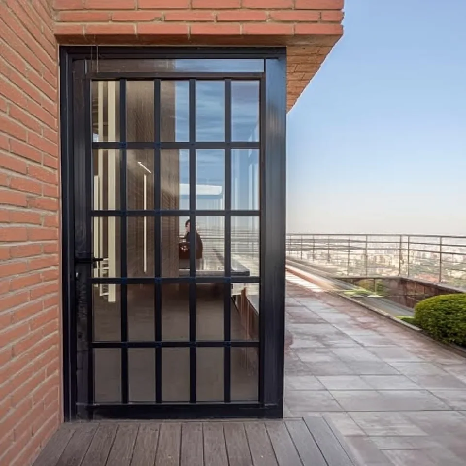 Puerta negra de aluminio con diseño cuadriculado y cristal, Grupo CAAAV